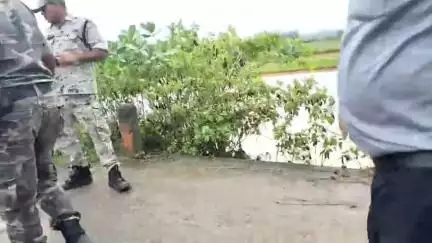 গোপীবল্লভপুর ১: বৃষ্টির কারনে ক্ষতিগ্রস্ত গোপীবল্লভপুরের একাধিক রাস্তা ও কালভার্ট,ক্ষতিগ্রস্ত এলাকা পরিদর্শন করলেন জেলাশাসক ও বিডিও