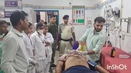 जमुई: महाराजगंज में पत्नी को तलाक नहीं देने पर पिता व अन्य परिवार वालों ने पुत्र को लोहे की रॉड से मारा, डॉ. ने किया पटना रेफर