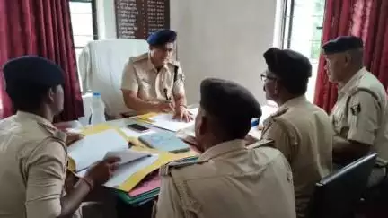 नौहट्टा: चुटिया थाना में लंबित कांडों की समीक्षा के लिए आयोजित की गई बैठक