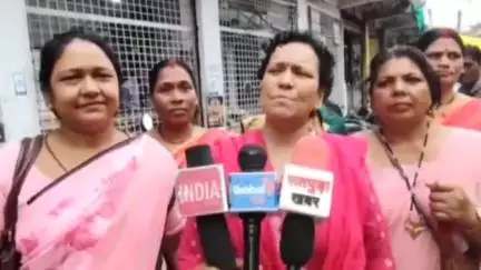 छिंदवाड़ा नगर: छिंदवाड़ा: गुलाबी गैंग का दिन भर कहर, फव्वारा चौक शराब दुकान के पास आहते में चले डंडे