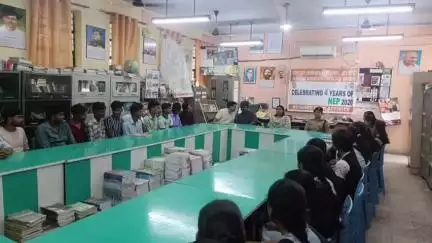 शाहबाद: इटावा स्थित नवोदय विद्यालय में एसडीएम ने छात्र-छात्राओं से गुफ्तगू की, सफलता के हुनर बताए