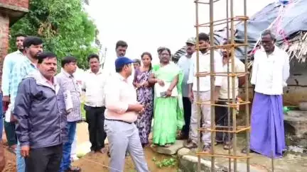 హవేలీ ఘన్​పూర్: ప్రతి కుటుంబానికి ఆత్మ గౌరవం తీసుకొచ్చే ఆశ్రయం ఇచ్చే  ఇందిరమ్మ ఇల్లు 
కలెక్టర్