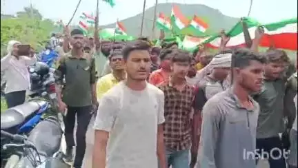 भभुआ: टाटा जमशेदपुर सड़क दुर्घटना में मृत जवान का पार्थिव शरीर तिरंगा यात्रा के साथ उनके पैतृक गांव पहुंचा, दी गई श्रद्धांजलि