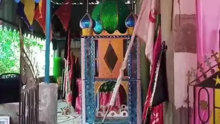 ভাতার: শতাধিক বছরের ধর্মীয় রীতিমেনে ভাতারের আমবোনা গ্রামে মহরম উপলক্ষে খাওয়ানো হলো খিঁচুড়ি ভোগ