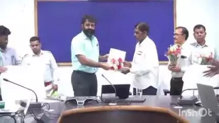 जशपुर: कलेक्टर ने पशुधन विकास विभाग के 1 अधिकारी और 2 कर्मचारियों को सेवानिवृत्त होने पर सम्मानित किया