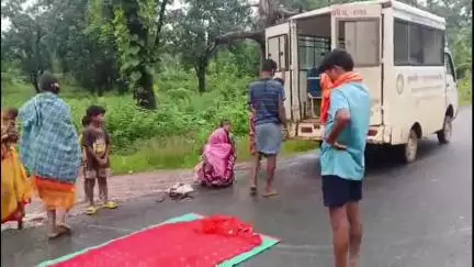 नारायणपुर: नारायणपुर जिला अस्पताल की लापरवाही उजागर, मृतक के हाथ में लगा रहा IV कैनोला, परिजनों ने जताई नाराजगी