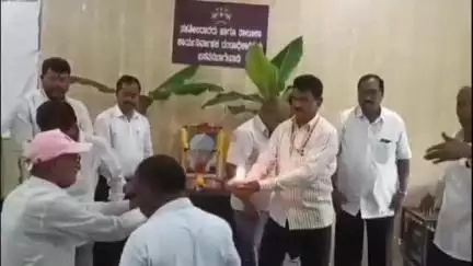 ಬಸವನ ಬಾಗೇವಾಡಿ: ಪಟ್ಟಣದ ತಹಶಿಲ್ದಾರ ಕಚೇರಿಯಲ್ಲಿ ಫ ಗು ಹಳಕಟ್ಟಿ ಅವರ ಜಯಂತಿಗೆ ಪುಷ್ಪಾರ್ಚನೆ ಮಾಡಿದ ತಹಶಿಲ್ದಾರ ಸೋಮನಕಟ್ಟಿ