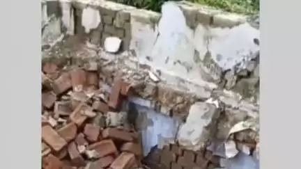 गोंडा: राधा कुंड मोहल्ले में स्थित 100 साल पुराना मकान बारिश के कारण ढह गया, हुआ भारी नुकसान