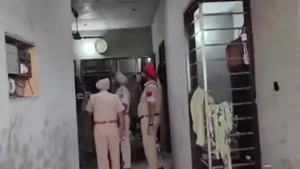 ਜਲਾਲਾਬਾਦ: ਪਿੰਡ ਬੱਲੂਆਣਾ ਵਿੱਚ ਐਸਐਸਪੀ ਨੇ ਪੁਲਿਸ ਟੀਮ ਨਾਲ ਕੀਤੀ ਰੇਡ, ਬੋਲੇ ਐਸਐਸਪੀ ਨਸ਼ਾ ਤਸਕਰ ਜਾਂ ਤਾਂ ਕੰਮ ਛੱਡ ਦੇਣ ਜਾਂ ਫਿਰ ਛੱਡ ਦੇਣ ਇਲਾਕਾ