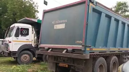 ધાનેરા: ધાનેરા હાઈવે પર આજે ૪ ઓવરલોડ ડમ્પર ઝડપી પાડી કરોડોનો મુદ્દામાલ જપ્ત.