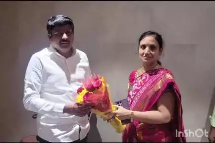 తాండూరు: తాండూర్ ఎమ్మెల్యే మనోహర్ రెడ్డిని నూతనంగా నియమితులైన జిల్లా వైద్యాధికారి లలిత మర్యాదపూర్వకంగా కలిశారు