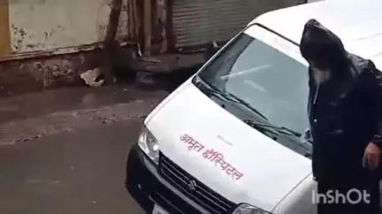 उज्जैन शहर: टीलकेश्वर क्षेत्र में टाटा कंपनी के गड्ढे में गिरी एंबुलेंस, मरीज को लेने जा रही थी, टला हादसा