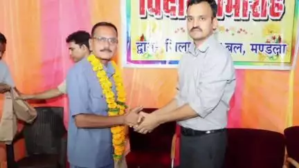 मंडला: पुलिस लाइन मंडला में जिले के 7 सेवानिवृत्त पुलिस अधिकारियों और कर्मचारियों का विदाई समारोह आयोजित