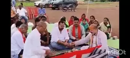देवरबीजा में 50 लाख रुपये की लागत से मिनी स्टेडियम और 15 लाख रुपये के व्यवसायिक परिसर का भूमिपूजन विधायक ने किया