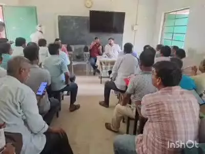 मोहनपुर: मोहनपुर प्रखंड कार्यालय में एसडीओ ने बीएलओ की बैठक में दिए आवश्यक निर्देश
