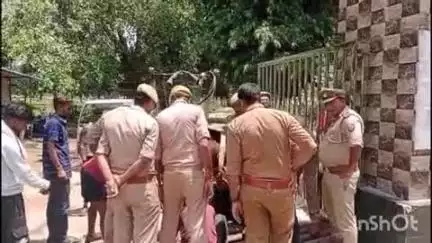 लखीमपुर: जेलगेट पुलिस चौकी के पास घोड़े की जान बचाने में जुटी खाकी, जाल में फंसे पैर को छुड़ाया, पुलिस ने दिखाई इंसानियत