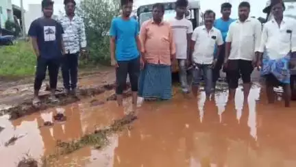 పట్టణంలోని జగనన్న కాలనీలో రోడ్లు నిర్మించాలి : సిపిఐ ఎంఎల్ లిబరేషన్ పార్టీ జిల్లా కార్యదర్శి వర్గ సభ్యులు వెంకటేశ్వర్లు