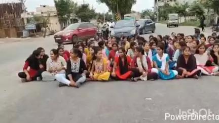ఇల్లంతకుంట: లెక్చరర్స్,మెటీరియల్స్ లేక ఇబ్బందులు పడుతున్నామన్న ట్రైబల్ కాలేజీ విద్యార్థులు..