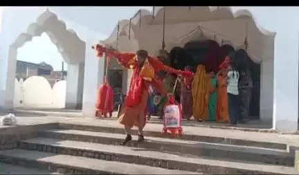 डोमचांच: नवलशाही में कांवरिया कुसुम साहू का फूल माला पहनाकर किया गया स्वागत
