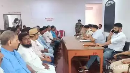 मेहरमा: मोहर्रम पर्व को लेकर मेहरमा थाना परिसर में एस डी ओ आलोक वरन केसरी की अध्यक्षता में शांति समिति की बैठक आयोजित