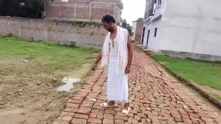 नाथनगर: नाथनगर के निस्फअंबे पंचायत में सड़क निर्माण में पुरानी ईंटों के इस्तेमाल के खिलाफ ग्रामीणों का विरोध