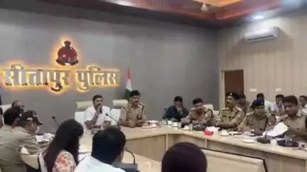 सीतापुर: पुलिस लाइन में आगामी त्योहारों को लेकर जिलाधिकारी और पुलिस अधीक्षक ने की जनपदीय पीस कमेटी की बैठक