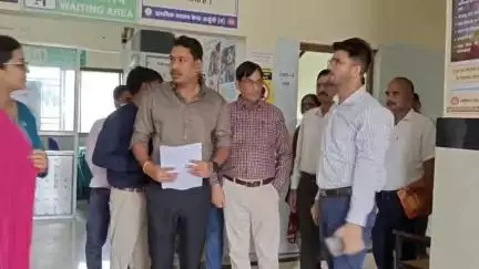 कसडोल: कलेक्टर ने पीएचसी अर्जुनी का किया निरीक्षण