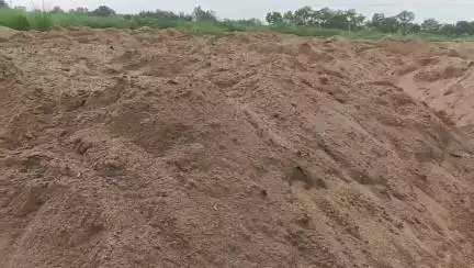 फतेहपुर: हुसेनगंज में अवैध तरीके से मोरम डंप कर किया जा रहा खेल, स्थानीय लोगों ने ADM और खनन अधिकारी से की शिकायत, राजस्व की चोरी
