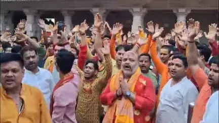 मिर्ज़ापुर: विंध्याचल के मां विंध्यवासिनी धाम में पंडा समाज और जिला प्रशासन के बीच बढ़ा विवाद, मंदिर में भारी फोर्स तैनात