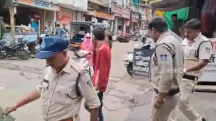 होशंगाबाद नगर: सराफा बाजार स्थित राज ज्वेलर्स में पूछताछ के लिए रायसेन पुलिस आरोपी को लाई