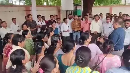 खरगौन: खरगोन जिले में तबादलों के विरोध में एकजुट हुए स्वास्थ्यकर्मी, कलेक्टर कार्यालय में सौंपा ज्ञापन