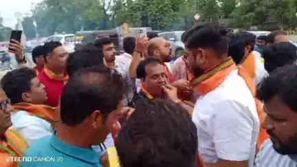 दमोह: हेमंत खंडेलवाल के भाजपा प्रदेश अध्यक्ष निर्वाचित होने पर भाजपा कार्यालय में जश्न, आतिशबाजी और मिठाईयां बांटी गईं