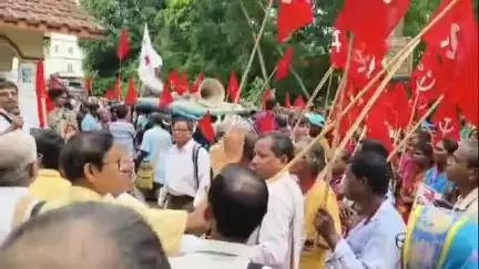 পিংলা: বাম সমর্থিত একাধিক সংগঠন পিংলা ব্লক অফিসে বিক্ষোভ দেখালো বুধবার,পুলিশের হস্তক্ষেপে উঠলো বিক্ষোভ