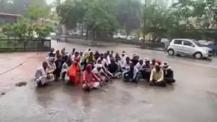 बैतूल नगर: डेडवाकुण्ड गांव: ग्रामीणों ने रोजगार सहायक पर रिश्वतखोरी के आरोप लगाए, बारिश में भी डटे रहे
