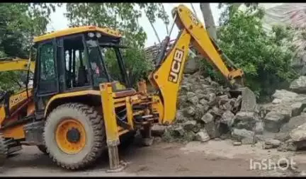 मदनपुर: शिवगंज में अतिक्रमण के खिलाफ चला बुलडोजर, मुख्य मार्ग से हटाया गया शिव मंदिर के दीवार का अवशेष