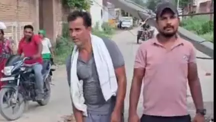 अमरोहा: अमरोहा के मोहल्ला मोती शाह तकिया में दो दिन से सड़क पर टूटे पड़े बिजली के पोल, मोहल्ले वाले परेशान