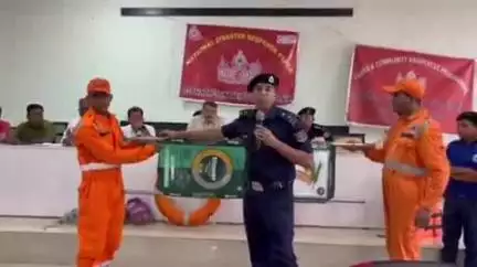 कवर्धा: स्वामी आत्मानंद स्कूल कवर्धा में NDRF टीम ने प्राकृतिक आपदा से बचने के उपाय विद्यार्थियों को सिखाए