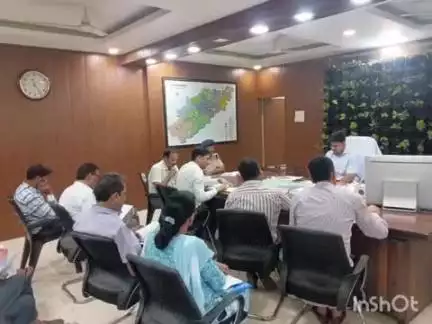 धौलपुर: कलेक्ट्रेट में जिला टास्क फोर्स और महिला समाधान समिति की बैठक आयोजित