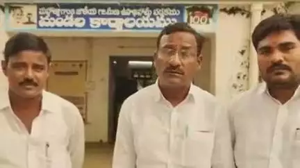 యర్రగొండపాలెం: మండల సర్వసభ్య సమావేశానికి ఎంపీడీవో హాజరు కాకపోవడంతో వైసీపీ ప్రజా ప్రతినిధులు బాయ్ కాట్