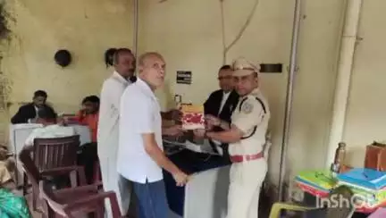 लातेहार: सिविल कोर्ट परिसर में पूर्व पीसीसीएफ मिश्र ने वरीय अधिवक्ता सुनील कुमार को पुस्तक भेंट की