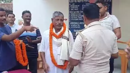 प्रतापपुर: प्रतापपुर में सेवानिवृत्त चौकीदार को दी गई विदाई
