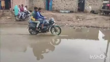 त्योंथर: गढ़ी बाजार में नाली न होने से सड़क पर जल भराव, लोगों को हो रही परेशानी, नाली बनवाने की मांग