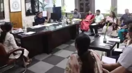 चास: बोकारो समाहरणालय में उपायुक्त ने बोकारो हवाई अड्डे की तैयारियों को लेकर बैठक की