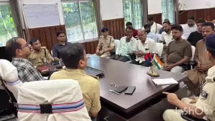 भभुआ: समाहरणालय में डीएम और एसपी ने आगामी मुहर्रम पर्व को लेकर जुलूस के प्रतिनिधियों के साथ की बैठक