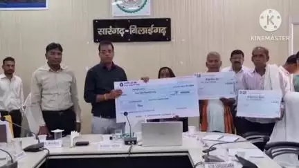 प्राकृतिक आपदा में 24 मृतकों के परिजनों के लिए सारंगढ़ कलेक्टर डाॅ. संजय कन्नौजे ने आर्थिक सहायता की स्वीकृति दी