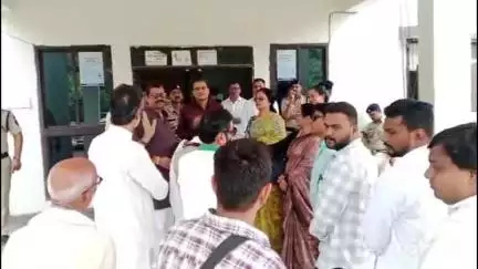 कटनी नगर: कांग्रेस प्रदेश अध्यक्ष पर FIR के विरोध में विश्राम बाबा इलाके में एसपी कार्यालय को दिया गया पत्र
