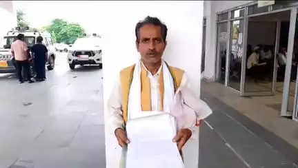 सिंगरौली: अवैध अतिक्रमण हटाने पर एनटीपीसी से विस्थापित पीड़ितों ने जीविकोपार्जन के लिए कलेक्टर से गुहार लगाई