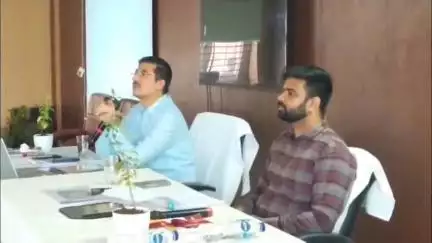 खालवा: खालवा के खेड़ी ग्राम में कलेक्टर ने विकास कार्यों की समीक्षा की