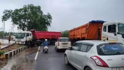 ଝାରସୁଗୁଡା: ବେଲପାହାଡ ଆମଦର ନିକଟ ପେଟ୍ରୋଲ ପମ୍ପ ସମ୍ମୁଖରେ ଦୁର୍ଘଟଣା ଗ୍ରସ୍ତ ହେଲା ଭାରୀଯାନ
