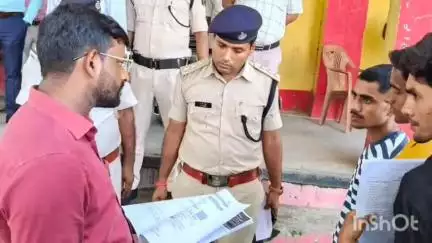 अररिया: पुलिस लाइन अररिया में स्वयंसेवी गृहरक्षकों के स्वच्छ नामांकन हेतु चयनित 122 अभ्यर्थियों में से 119 ने भरा बॉण्ड